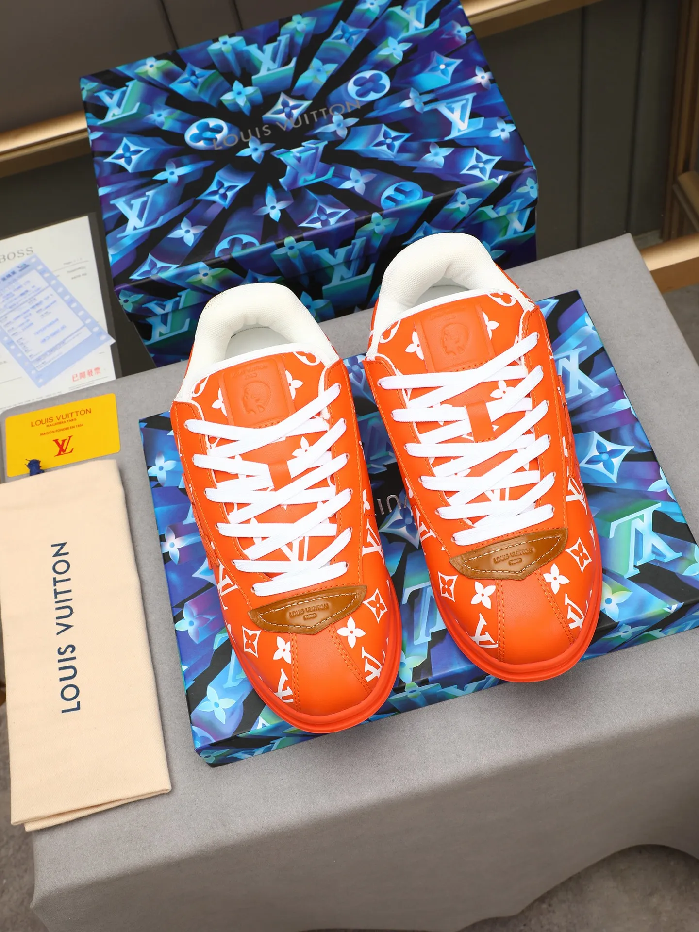 Men's Men's Shoes 💰500 LV Louis Vuitton L Jialu Brand Runner Tatic Series Thick-soled Casual Sports Shoes Running Shoes Original purchase, development, production This LV Runner Tatic sports shoe combines technical materials such as mesh fabric and ribbons to interpret the inspiration of traditional mountaineering shoes. LV letters are written on one side, the lariat buckle of the quick lacing system is embellished with Monogram flowers and Louis Vuitton logos, and the light and wear-resistant rubber outsole completes the whole. ▪️Fabric: Original imported cowhide + mesh ▪️Inner lining: Original customized breathable mesh ▪️Sole: Original open-molded anti-slip rubber combination material ▪️Size: Men's 40-44 (45 46 customized)